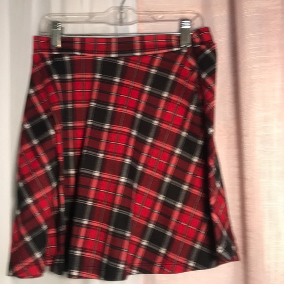 Cute plaid skirt - Picture 3 of 3